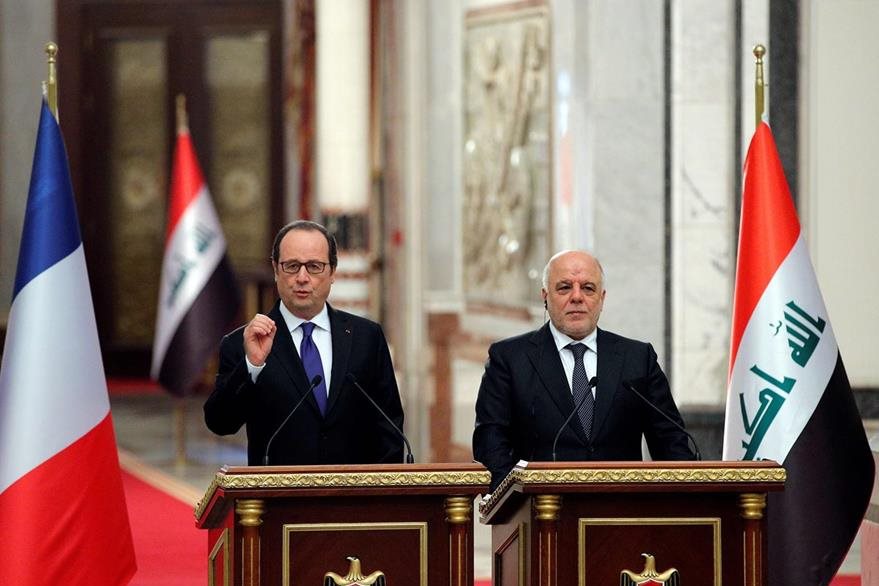 La ola de atentado se produjo el mismo día de la visita del presidente francés a Irak, Francois Hollande (i) quien prometió que en semanas el EI será vencido. En la fotografía con el primer ministro iraquí Haider al-Abadi. (Foto Prensa Libre: AFP).