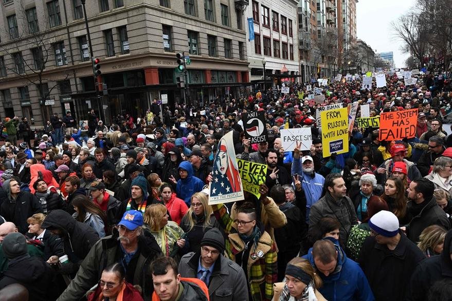 Miles de manifestantes durante una protesta en Washington. Foto Prensa Libre: AFP)