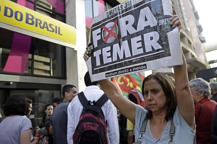 Una mujer participa en una protesta contra Temer en Sao Paulo, Brasil(AP).