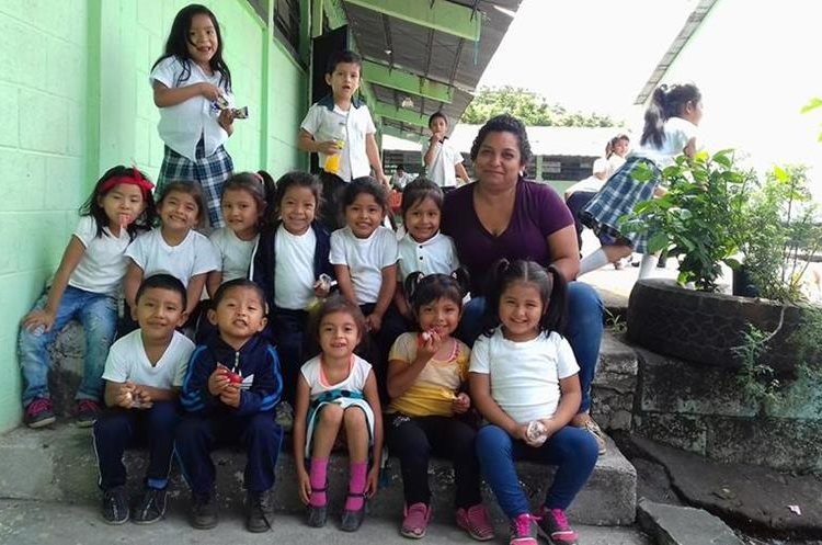 La profesora de prekinder de la Escuela Rural de San Miguel Los Lotes Nely Mayén lanzó durante la semana un llamado en Facebook para que le ayudarán a encontrar a "sus pollitos", su grado contaba con 13 alumnos. (Foto, Prensa Libre: Facebook Nely Mayén).