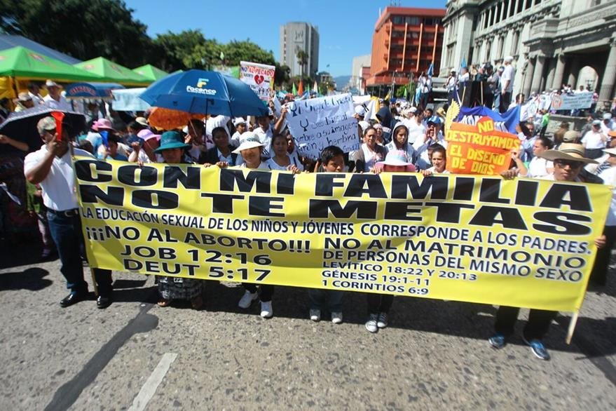 Evangélicos marchan en favor de la familia. (Foto Prensa Libre: Álvaro Interiano)