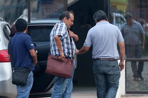 El director general de la aerolínea boliviana Lamia, Gustavo Vargas Gamboa, (al centro) al momento de ser detenido en Bolivia. (Foto Prensa Libre: EFE).