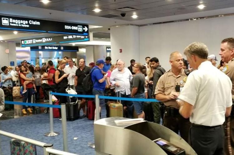 Pasajeros en el Aeropuerto de Miami abarrotaron vuelos hacia otros destinos de EE.UU. previo a que pasará el Huracán Irma. (Foto Prensa Libre: EFE)