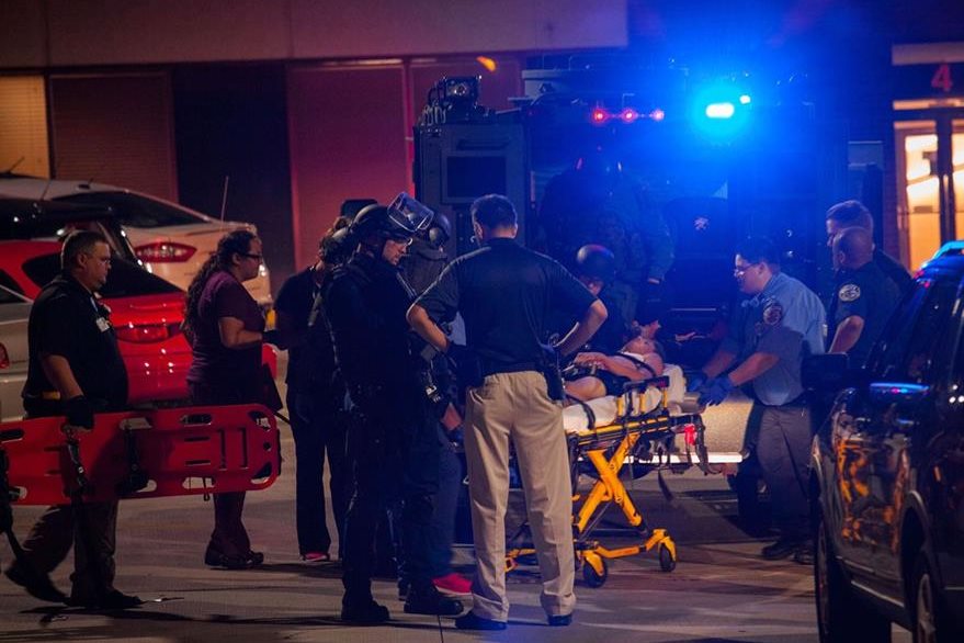 Paramédicos trasladan a un herido en protestas de Milwaukee. (Foto Prensa Libre: AFP)