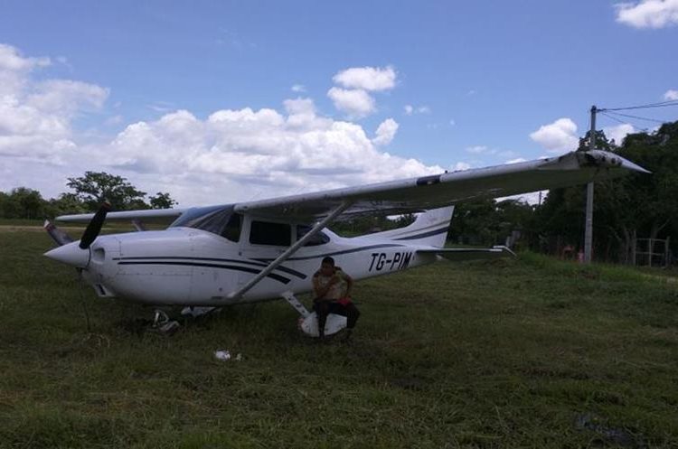 La avioneta quedó a unos 25 metros de donde se encuentran varias viviendas. (Foto Prensa Libre: Rigoberto Escobar)
