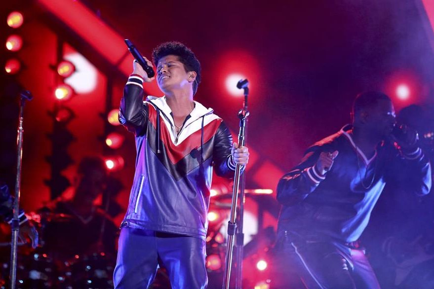 Bruno Mars no podía faltar en la ceremonia de los Grammy. El artista interpretó la canción That