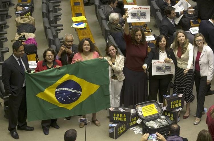 Diputados de la oposición protestan en el plenario de la Cámara de Diputados. (EFE).