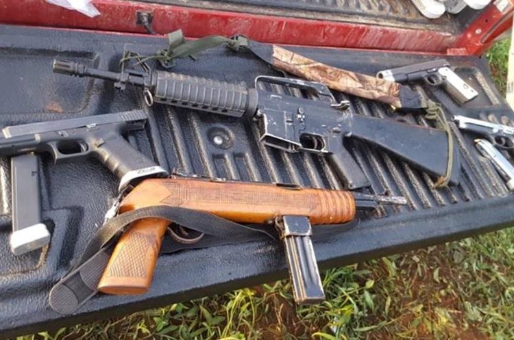 Autoridades localizaron varias armas de fuego en la avioneta matrícula YV2751 color blanco franjas azul y negro. (Foto Prensa Libre: Cortesía)