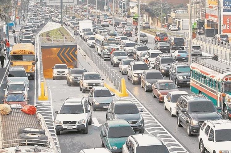 Informe recomienda revisar los vehículos, para disminuir al máximo la emisión de contaminantes atmosféricos. (Foto Prensa Libre: Hemeroteca PL)