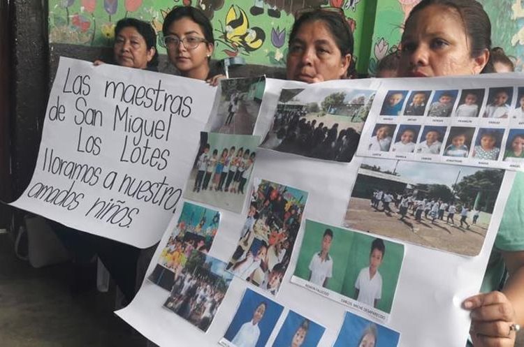 Las maestras de la Escuela Rural de San Miguel Los Lotes viajan por varios albergues y casa donde creen que pueden estar sus alumnos, portan las fotografía de ellos. (Foto, Prensa Libre: Facebook Nely Mayén).