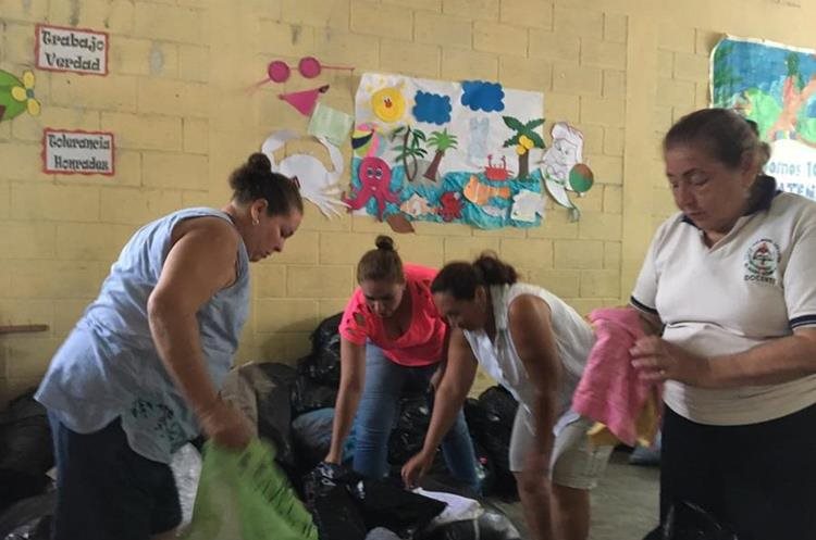 Las maestras de la Escuela Rural de San Miguel Los Lotes también están ayudando en albergues. (Foto, Prensa Libre: Facebook Nely Mayén).