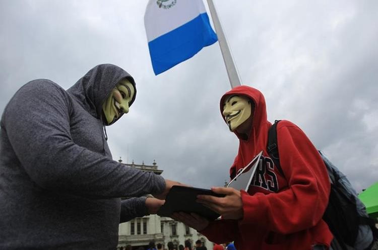 El grupo de Anonymous Guatemala está integrado por estudiantes y profesionales de la informática, médicos, entre otros. (Foto Prensa Libre: Esbin García)