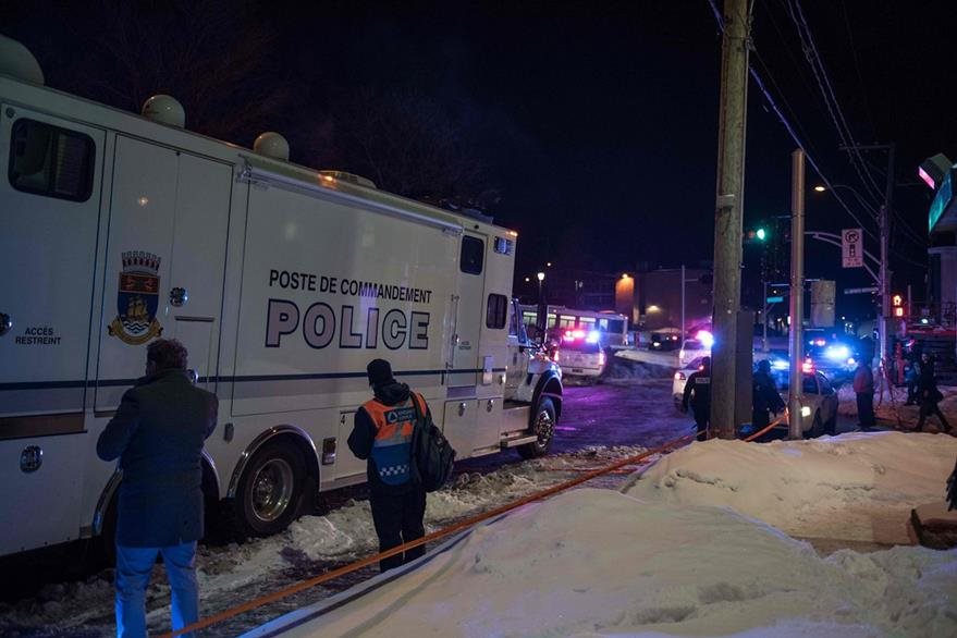 Policías canadienses acuden a la escena de la balacera en una mezquita en Québec.(AFP).