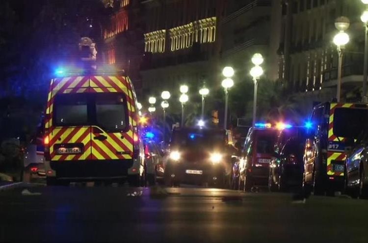 Decenas de muertos al arremeter un camión contra una multitud en Niza, Francia. 