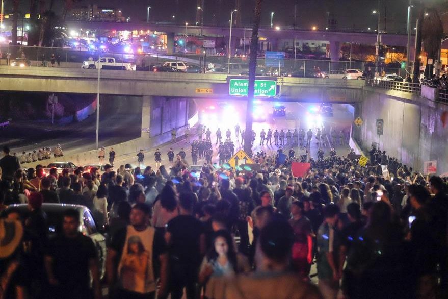 Una inusual  movilización de manifestantes se observa en Los Ángeles, California. (Foto Prensa Libre: AFP).