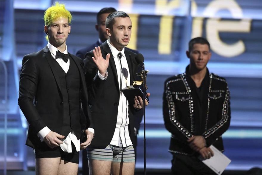 Los integrantes de Twenty One Pilots se quitaron los pantalones antes de ir a recibir su premio. (Foto Prensa Libre: AP).