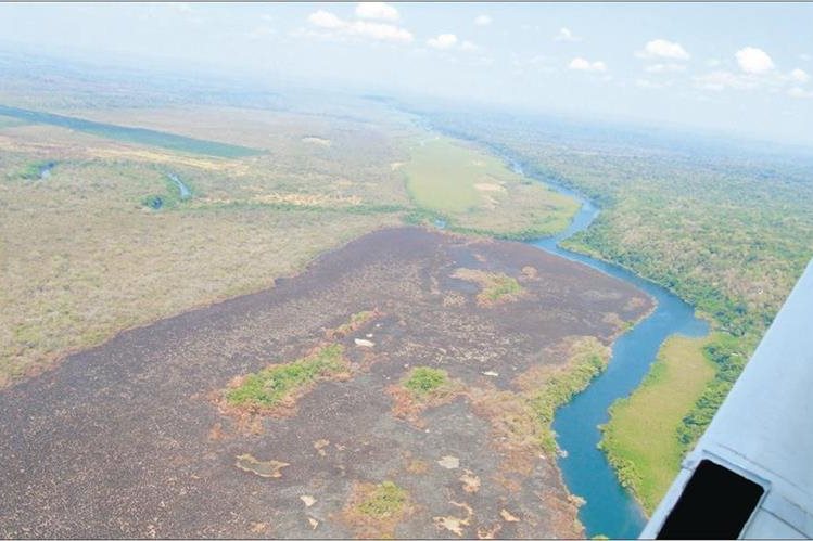 El cambio del uso del suelo para siembras y ganadería son las principales razones para la quema de grandes extensiones de bosque en la Reserva Maya. (Foto Prensa Libre: Hemeroteca PL)