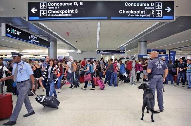 El Aeropuerto Internacional de Miami tenía pautado reanudar operaciones paulatinamente este martes. (Foto Prensa Libre: www.elnuevoherald.com)