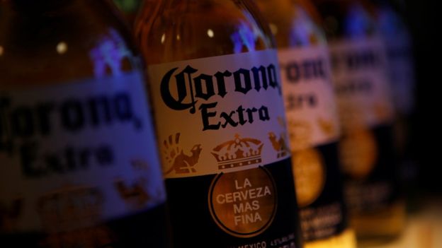 Una de las marcas más conocidas del grupo Modelo, propiedad de la familia Aramburuzabala, es la cerveza Corona. REUTERS