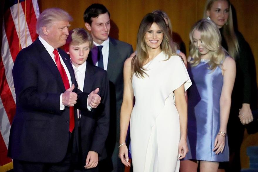 Melania Trump (centro de blanco) y su esposo Donald Trump (i) y e resto de la familia. (Foto Prensa Libre: APF)