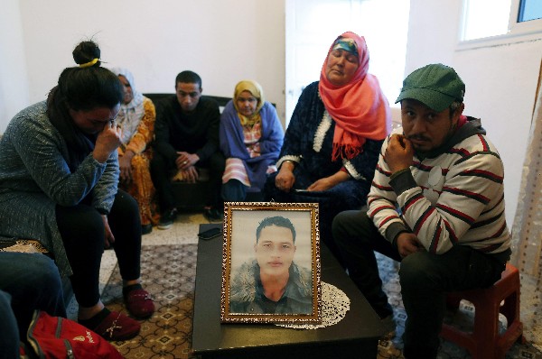 Familiares de Anis Amri, principal sospechoso del ataque en Berlín. (AFP).