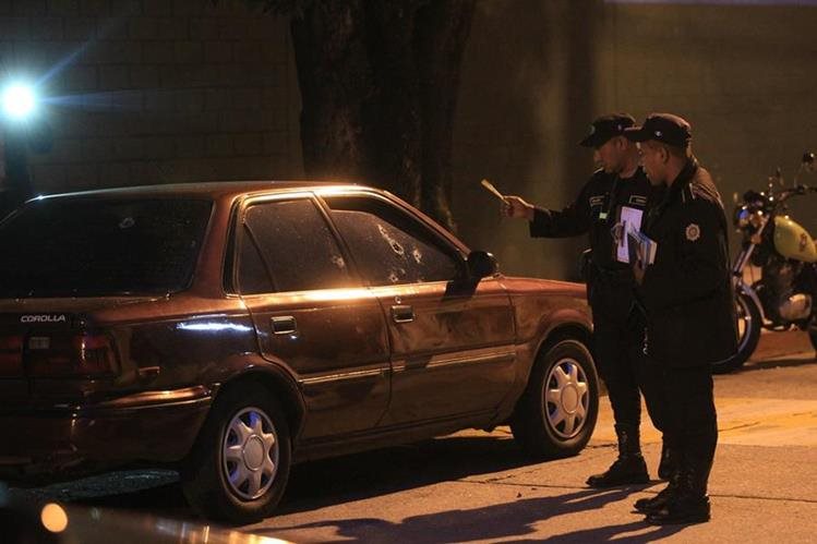 El cuerpo de Brenda Estrada quedó en el interior de su vehículo el domingo en la noche. (Foto Prensa Libre: Esbin García)