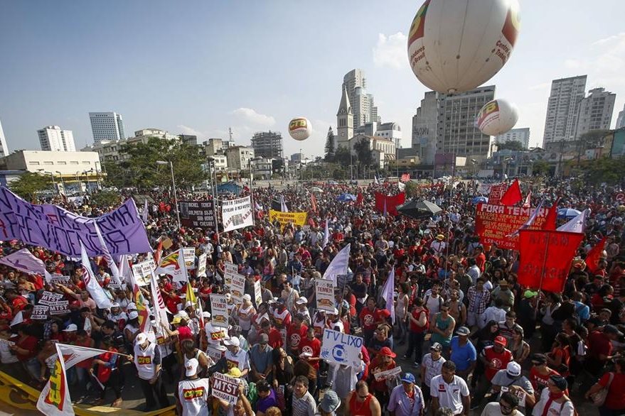 Seguidores de Dilma Roussef expresaron su apoyo para que sera restituida en la Presidencia. (Foto Prensa Libre: AFP).