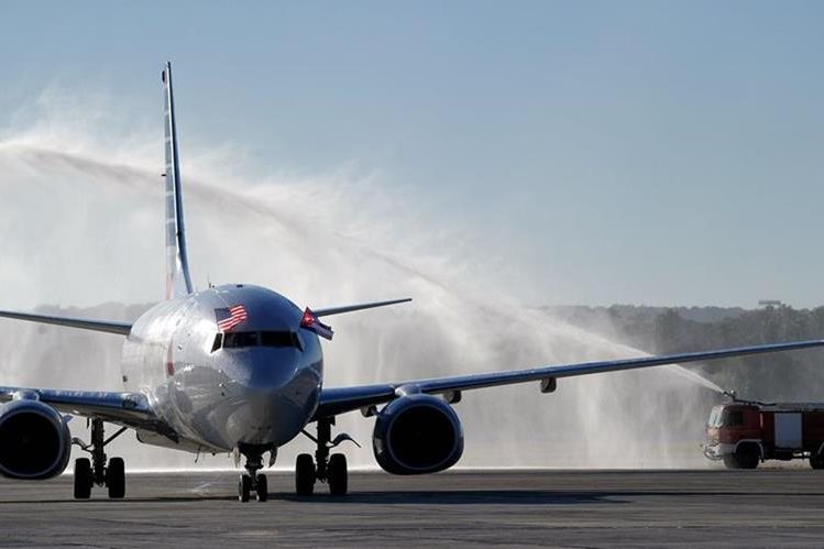 Con las banderas de EE. UU. y Cuba, el vuelo de American Airlines, arriba al aeropuerto Internacional José Martí de La Habana. (Foto Prensa Libre: AFP).