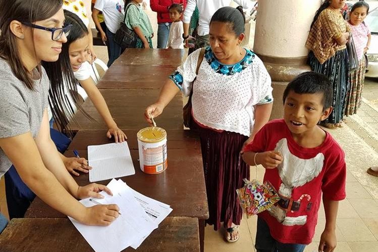 El niño se acercó al centro de acopio e hizo su donativo. (Foto: Municipalidad de San Pedro Carchá)