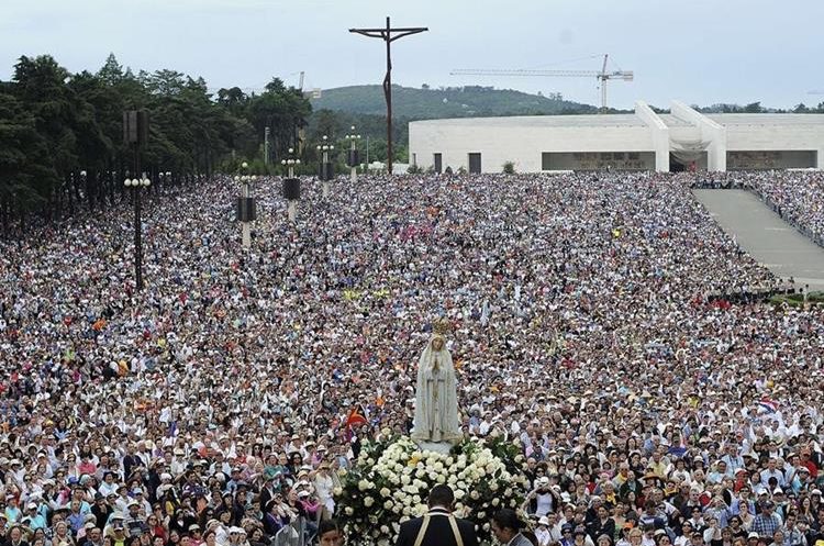 Desde el año 1917 millones de personas se congregan en la Basílica de Fátima, Portugal para celebrar las apariciones de la Virgen. (Foto: AFP)