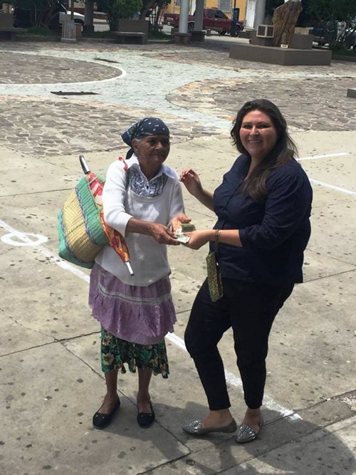 En Ipala, Chiquimula, una mujer recolectó latas para venderlas, con lo que obtuvo se acercó a un centro de acopio para donarlo. (Foto Prensa Libre: Cortesía)