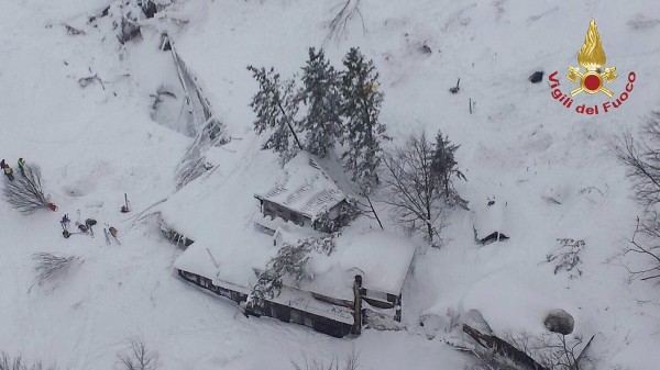 Vista aérea del hotel Rigopiano alcanzado por una avalancha,en la región de los Abruzos.(EFE)