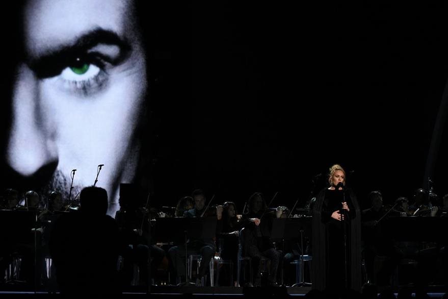 La cantante británica Adele rindió un tributo al fallecido George Michael. El publicó ovacionó de pie el show. (Foto Prensa Libre: AFP).