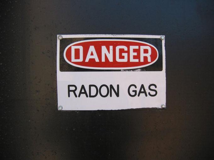 El radón es un gas incoloro e inodoro producto de la desintegración del uranio y del torio, presente en casi todos los suelos y rocas, que resulta tóxico para el humano. 