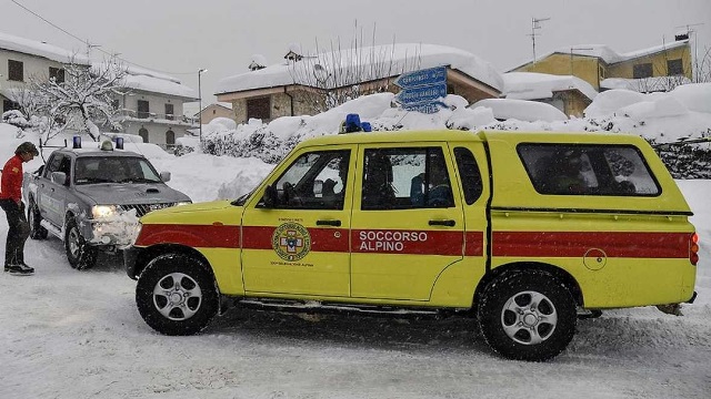 Avalancha de nieve sepulta un hotel en Italia. (Foto Prensa Libre: AP)