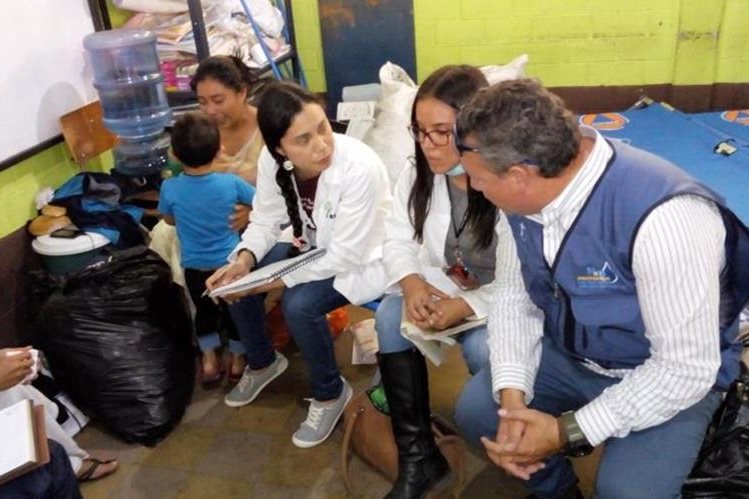 Psicólogos de la Brigada Abrazos del Alma atienden a víctimas de la tragedia del Volcán de Fuego este lunes en el albergue de la Secretaría de Obras Sociales de la Esposa del Presidente(Foto Prensa Libre: cortesía).