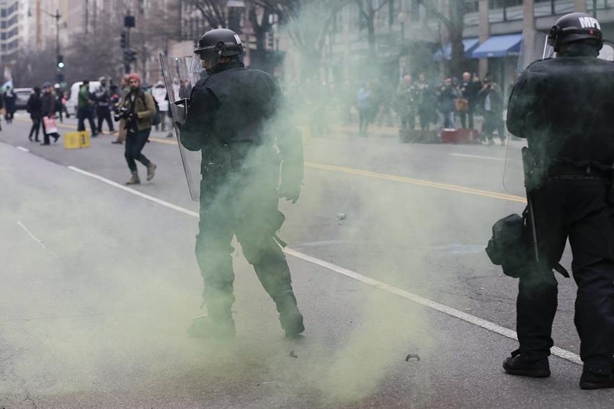 La Policía reportó al menos 90 detenidos. (Foto Prensa Libre: AP)