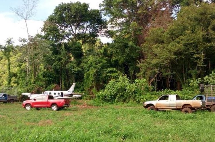 Tres picops fueron localizados en la pista clandestina. (Foto Prensa Libre: Cortesía)
