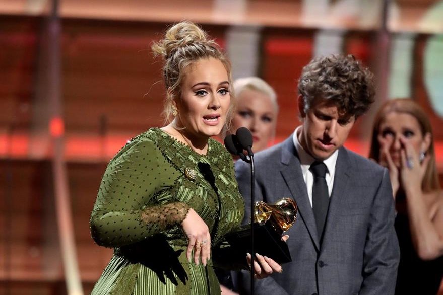 Adele se llevó el Grammy a canción del año, por su tema Hello. (Foto Prensa Libre: AP).