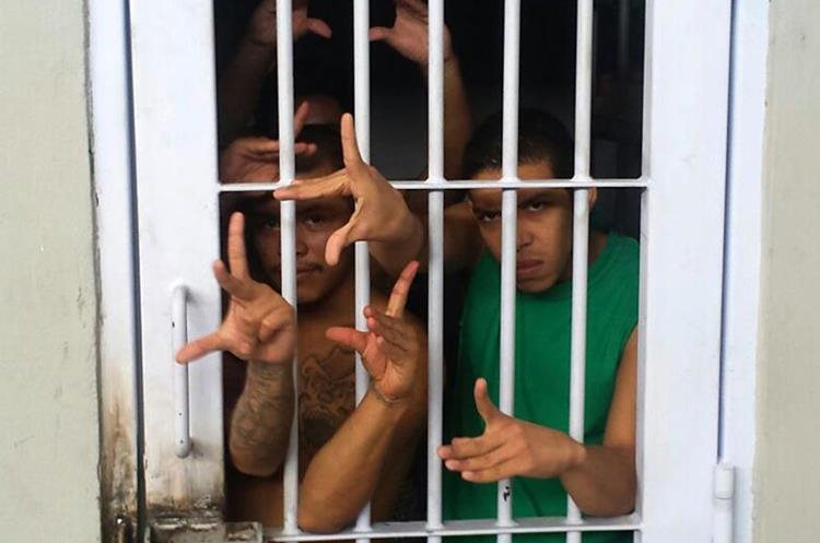Integrantes de la pandilla 18 en una celda en la cárcel La Tolva en Moroceli, El Paraíso, Tegucigalpa.  (Foto Prensa Libre: AFP)