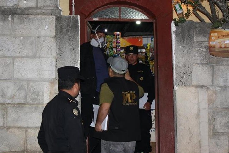 Autoridades recaban evidencias en la vivienda de una mujer en San Antonio La Paz, El Progreso. (Foto Prensa Libre: Héctor Contreras)
