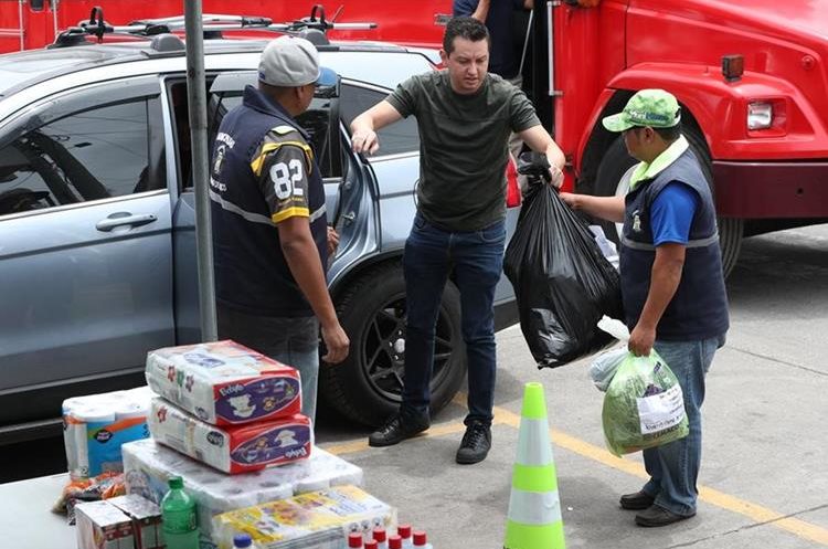 Un vecino de Mixco lleva ayuda a un centro de acopio, instalado en la zona 1 de Mixco. (Foto Prensa Libre: Esbin García)