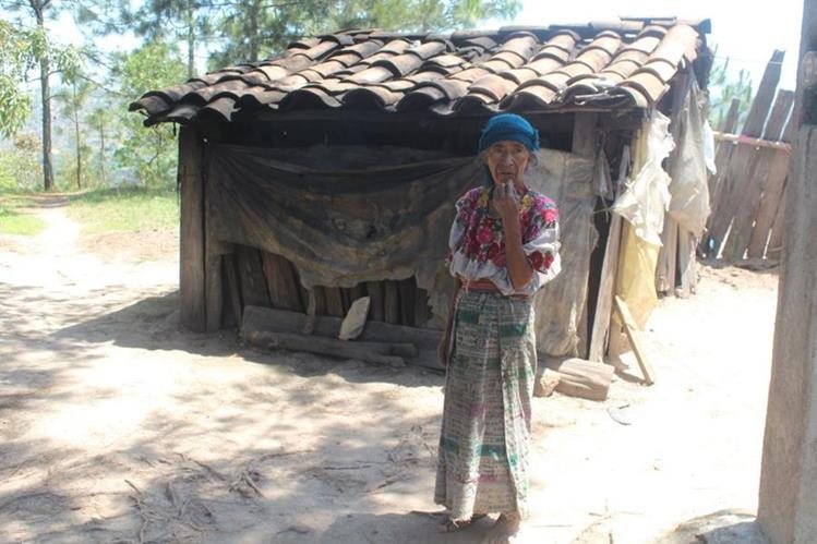 En la humilde vivienda de Angélica López, en Patulup, Santa María Chiquimula, Totonicapán, también viven su hija y sus ocho nietos. (Foto Prensa Libre: Édgar Domínguez)