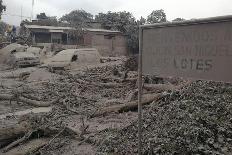La aldea San Miguel Los Lotes quedó devastada, junto a otros tres sitio, debido al nivel de destrucción no se puede recuperar servicio de energía eléctrica. (Foto, Prensa Libre: Érick Ávila)
