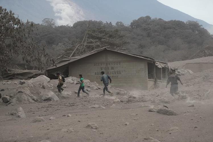 La Escuela rural de la comunidad San Miguel Los Lotes, Escuintla, quedó soterrada por el material del Volcán de Fuego del domingo 3 de junio.Las maestras iniciaron las búsqueda de sus estudiantes. (Foto: Prensa Libre: Carlos Paredes).