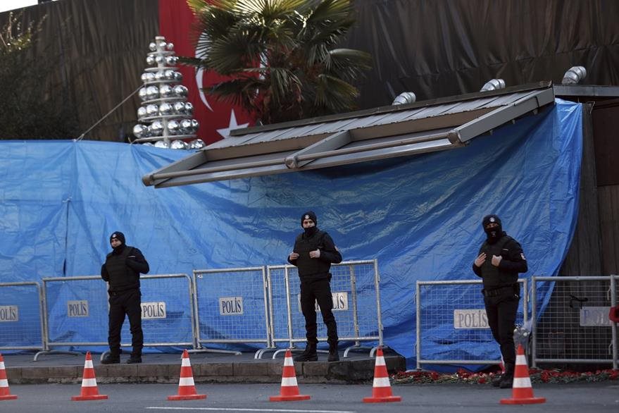 Agentes turcos resguardan el exterior de la discoteca "Reina", un día después del mortal atentado. (Foto Prensa Libre: AP).