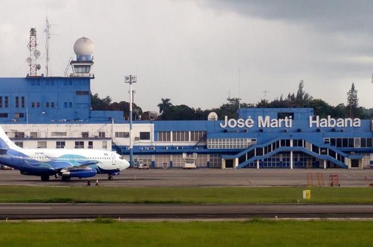 Al menos un vuelo ya aterrizó en la capital cubana, donde los pasajeros de salida también han comenzado a chequear. (Foto Prensa Libre: www.penziniplus.com)