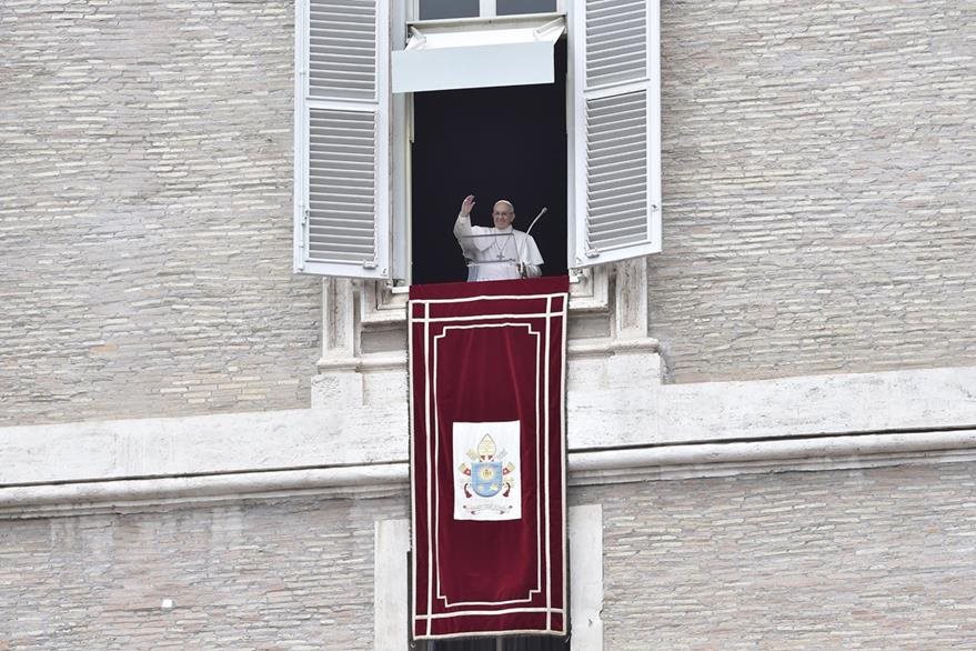 Mensaje del Papa en uno de los balcones del Vaticano (EFE)