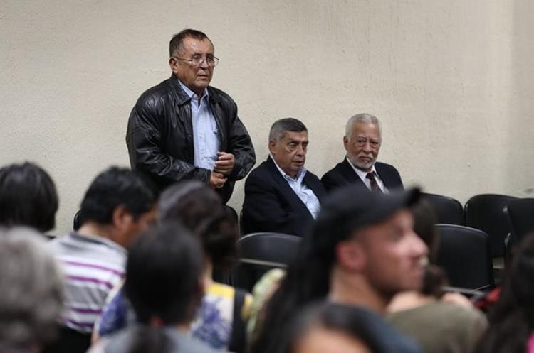 Militares procesados, durante la audiencia de este martes. (Foto Prensa Libre: Paulo Raquec).